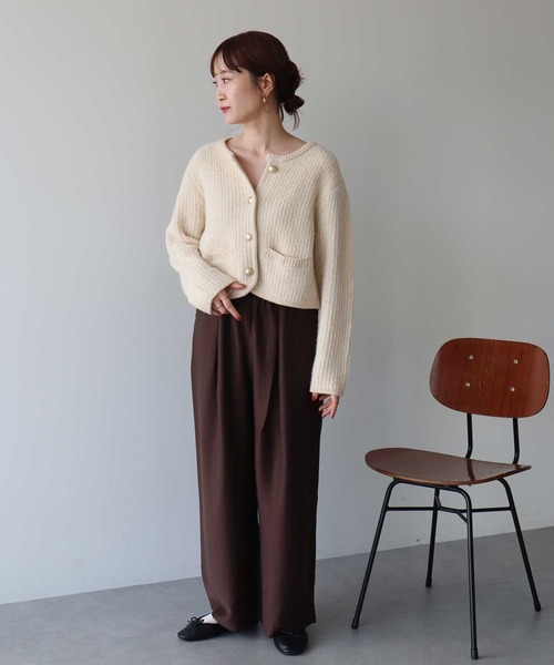 earth music&ecology（アースミュージックアンドエコロジー）の「【WEB限定/新色追加】ゴールド釦ショートニットカーディガン（カーディガン/ボレロ・レディース・チャコールグレー/ブルー/アイボリー/イエロー/ピンク・FREE）」の8枚目の写真