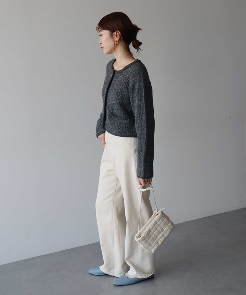 earth music&ecology（アースミュージックアンドエコロジー）の「【WEB限定/新色追加】ゴールド釦ショートニットカーディガン（カーディガン/ボレロ・レディース・チャコールグレー/ブルー/アイボリー/イエロー/ピンク・FREE）」の10枚目の写真