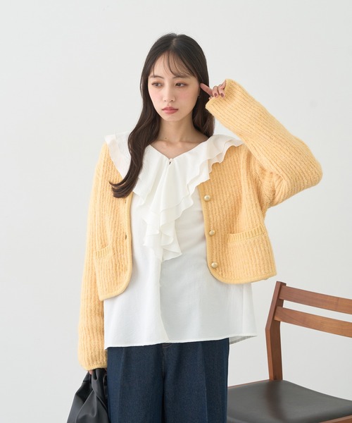 earth music&ecology（アースミュージックアンドエコロジー）の「【WEB限定/新色追加】ゴールド釦ショートニットカーディガン（カーディガン/ボレロ・レディース・チャコールグレー/ブルー/アイボリー/イエロー/ピンク・FREE）」の22枚目の写真