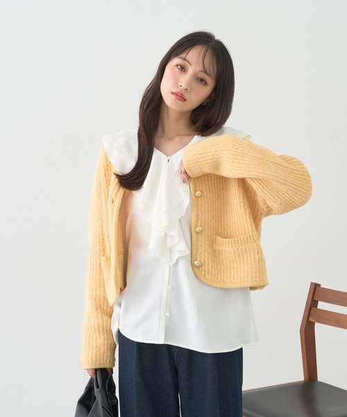 earth music&ecology（アースミュージックアンドエコロジー）の「【WEB限定/新色追加】ゴールド釦ショートニットカーディガン（カーディガン/ボレロ・レディース・チャコールグレー/ブルー/アイボリー/イエロー/ピンク・FREE）」の20枚目の写真
