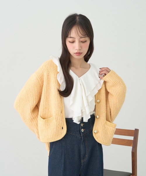 earth music&ecology（アースミュージックアンドエコロジー）の「【WEB限定/新色追加】ゴールド釦ショートニットカーディガン（カーディガン/ボレロ・レディース・チャコールグレー/ブルー/アイボリー/イエロー/ピンク・FREE）」の21枚目の写真