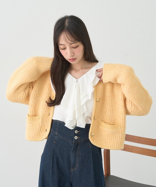earth music&ecology（アースミュージックアンドエコロジー）の「【WEB限定/新色追加】ゴールド釦ショートニットカーディガン（カーディガン/ボレロ・レディース・チャコールグレー/ブルー/アイボリー/イエロー/ピンク・FREE）」の19枚目の写真
