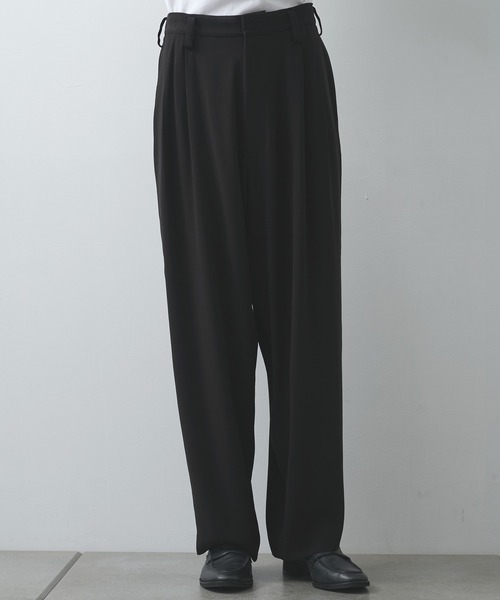 UJOH（ウジョー）の「【UJOH HOMME/ウジョー】Wide 2 Tuck PNT（スラックス・メンズ・ブラック/ブラウン・4/5）」の2枚目の写真