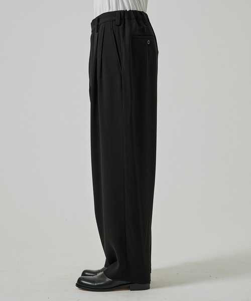 UJOH（ウジョー）の「【UJOH HOMME/ウジョー】Wide 2 Tuck PNT（スラックス・メンズ・ブラック/ブラウン・4/5）」の4枚目の写真