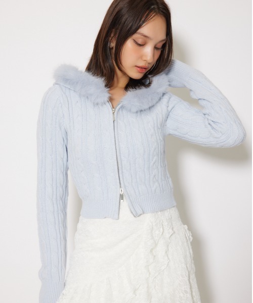 rienda(リエンダ)の「フードフェイクファーケーブルニットカーディガン 秋服 冬服(カーディガン/ボレロ・レディース・ホワイト/ライトブルー/ブラック・FREE)」の1枚目の写真