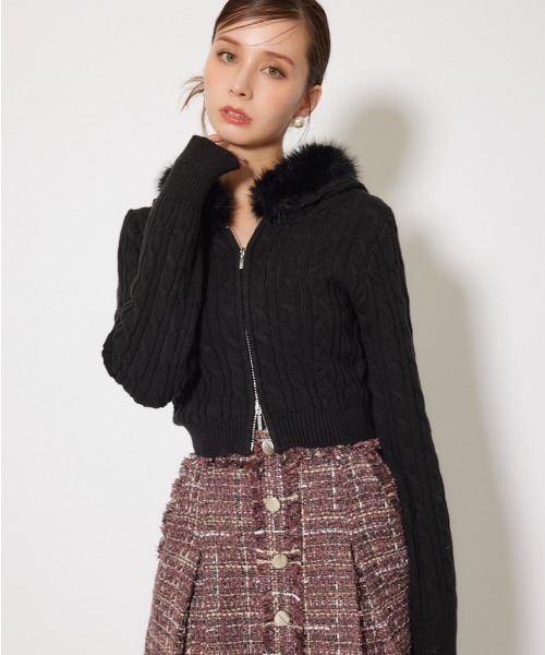 rienda(リエンダ)の「フードフェイクファーケーブルニットカーディガン 秋服 冬服(カーディガン/ボレロ・レディース・ホワイト/ライトブルー/ブラック・FREE)」の3枚目の写真