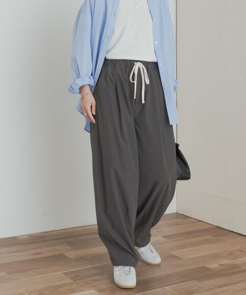 URBAN RESEARCH DOORS（アーバンリサーチドアーズ）の「ドロストコクーンパンツ（その他パンツ・レディース・ブラック/チャコールグレー・MEDIUM）」の4枚目の写真