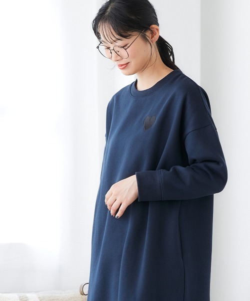 SMILE LAND(スマイルランド)の「<大きいサイズ>柔らか裏起毛ワンポイント刺しゅうゆるシルエットワンピース(ワンピース・レディース・アイボリー/チャコール/ネイビー・L/LL/3L/4L/5L)」の7枚目の写真