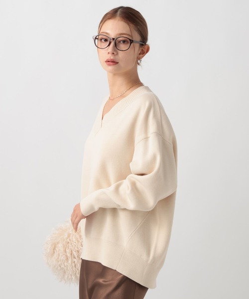 BAYFLOW（ベイフロー）の「[ヒップまでカバーする]オーバーサイズVネックニット（ニット/セーター・レディース・マスタード/ボルドー/オフホワイト/ブルー/ブラック/ブルーグリーン/ピンク/ライトブルー・FREE）」の2枚目の写真