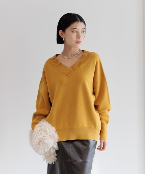 BAYFLOW（ベイフロー）の「[ヒップまでカバーする]オーバーサイズVネックニット（ニット/セーター・レディース・マスタード/ボルドー/オフホワイト/ブルー/ブラック/ブルーグリーン/ピンク/ライトブルー・FREE）」の6枚目の写真