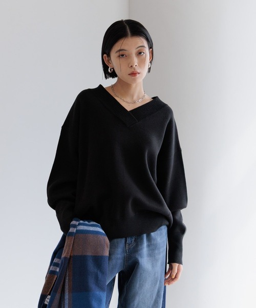 BAYFLOW（ベイフロー）の「[ヒップまでカバーする]オーバーサイズVネックニット（ニット/セーター・レディース・マスタード/ボルドー/オフホワイト/ブルー/ブラック/ブルーグリーン/ピンク/ライトブルー・FREE）」の3枚目の写真