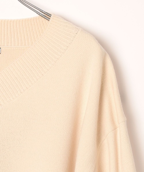 BAYFLOW（ベイフロー）の「[ヒップまでカバーする]オーバーサイズVネックニット（ニット/セーター・レディース・マスタード/ボルドー/オフホワイト/ブルー/ブラック/ブルーグリーン/ピンク/ライトブルー・FREE）」の11枚目の写真