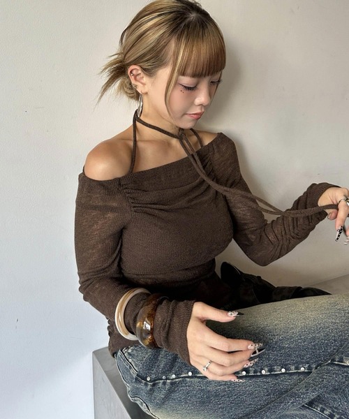 d.i.a.(ダイヤ)の「チョーカー付 ギャザー シアー2way ロンT(Tシャツ/カットソー・レディース・ブラウン/ブラック/ベージュ・FREE)」の1枚目の写真