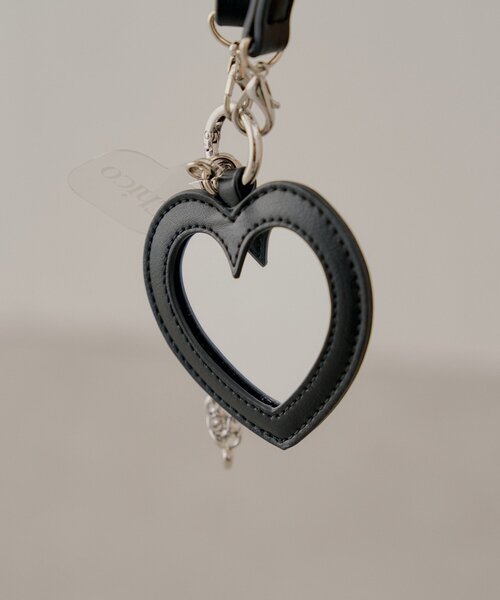 Chico（チコ）の「ハートチャーム付きスマホショルダー（その他小物・レディース・アイボリー/ブラック/ブラウン系その他3・FREE）」の6枚目の写真