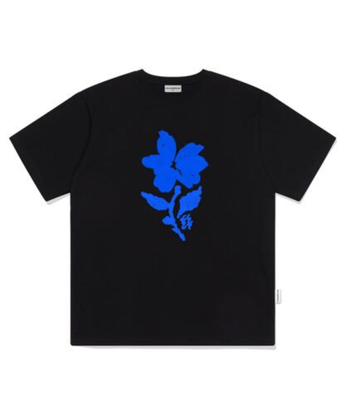 ESCAPEFROM(エスケープフロム)の「ノスタルジア ブルーフラワープリント オーバーサイズ 半袖Tシャツ ブラック(Tシャツ/カットソー・レディース・その他・SMALL/MEDIUM/LARGE)」の2枚目の写真