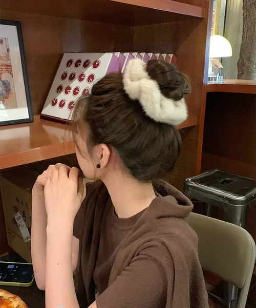 WESTSEA（ウエストシー）の「もこもこ フェイクファー シュシュ（シュシュ・レディース・ブラック/オフホワイト/グレー・FREE）」の5枚目の写真