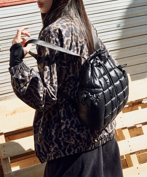 NIKE（ナイキ）の「ナイキ スポーツウェア パフル バックパック (9L) / Nike Sportswear Puffle Backpack (9L) HQ6693-010 Black（バックパック/リュック・メンズ・ブラック・ONE SIZE）」の4枚目の写真