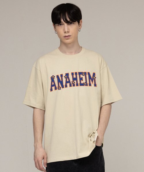 GRAVER（グレーバー）の「[UNISEX] ANAHEIMロゴフラワースマイルバンファルティ_サンドベージュ（Tシャツ/カットソー・レディース・ベージュ・LARGE/MEDIUM/SMALL/X-LARGE）」の2枚目の写真