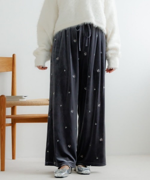 flower（フラワー）の「ベロアエンブロイダリーパンツ2（その他パンツ・レディース・ブラック/グレー・FREE）」の2枚目の写真