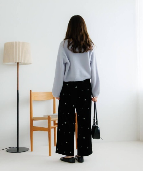 flower（フラワー）の「ベロアエンブロイダリーパンツ2（その他パンツ・レディース・ブラック/グレー・FREE）」の4枚目の写真