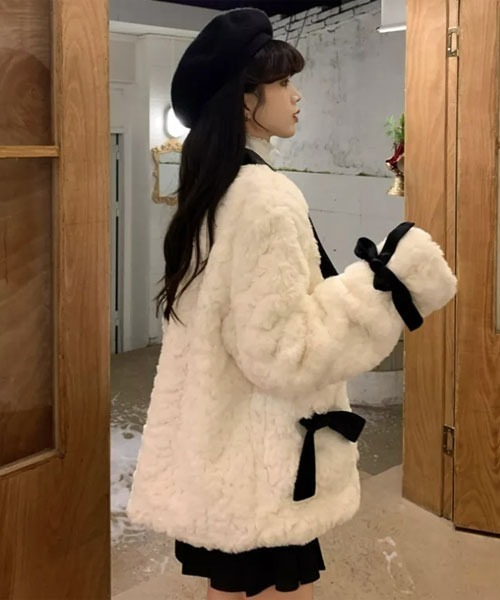 Mayree（メイリー）の「【Mayree】モコモコ ボア 合成皮革 リボン ジャケット（ブルゾン・レディース・ホワイト・SMALL/MEDIUM）」の3枚目の写真