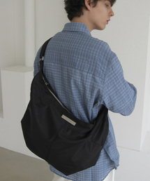 DUMARO（ドゥマロ）の「ベルテ カーブド クロスバッグ / ブラック(ナイロン)（メッセンジャーバッグ）」