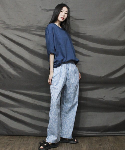 DEMARC(ドゥマーク)の「ペイズリー ワイドフィット バンディングパンツ スカイブルー(その他パンツ・レディース・その他・MEDIUM/LARGE)」の1枚目の写真