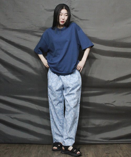 DEMARC(ドゥマーク)の「ペイズリー ワイドフィット バンディングパンツ スカイブルー(その他パンツ・レディース・その他・MEDIUM/LARGE)」の3枚目の写真