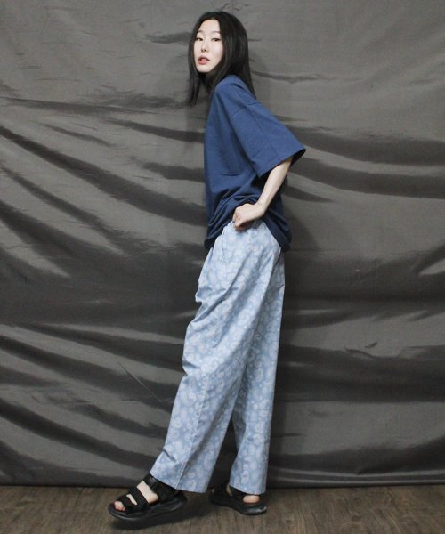 DEMARC(ドゥマーク)の「ペイズリー ワイドフィット バンディングパンツ スカイブルー(その他パンツ・レディース・その他・MEDIUM/LARGE)」の4枚目の写真
