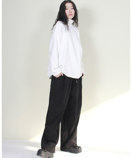 DEMARC(ドゥマーク)の「ワイドフィットコーデュロイワンタックバンディングパンツブラック(その他パンツ・レディース・その他・MEDIUM/LARGE)」の2枚目の写真