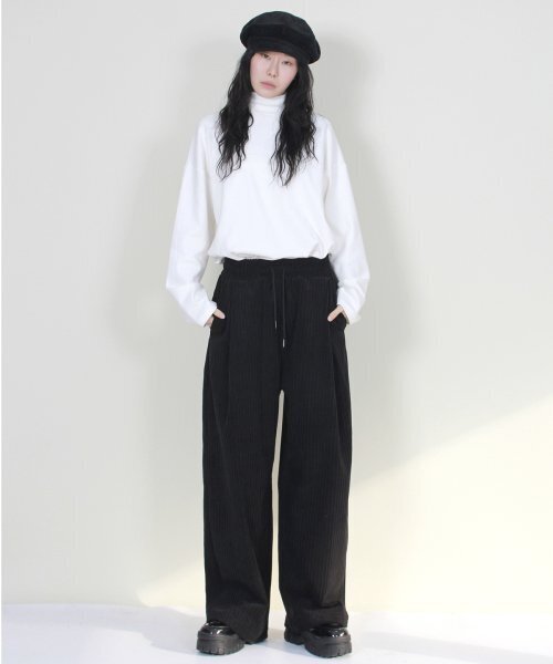 DEMARC(ドゥマーク)の「ワイドフィットコーデュロイワンタックバンディングパンツブラック(その他パンツ・レディース・その他・MEDIUM/LARGE)」の3枚目の写真