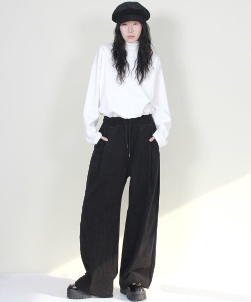DEMARC(ドゥマーク)の「ワイドフィットコーデュロイワンタックバンディングパンツブラック(その他パンツ・レディース・その他・MEDIUM/LARGE)」の4枚目の写真