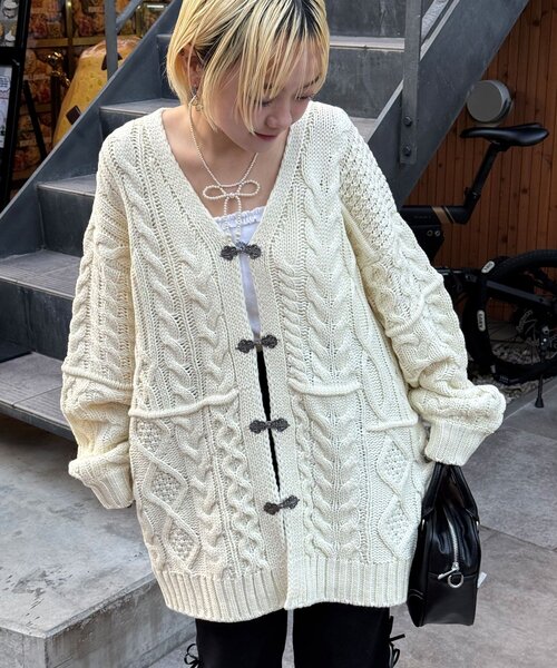 CIAOPANIC（チャオパニック）の「パッチワークチロリアンケーブルカーディガン（カーディガン/ボレロ・レディース・ピンク/ブラウン/グレー/オフホワイト・ONE SIZE）」の7枚目の写真