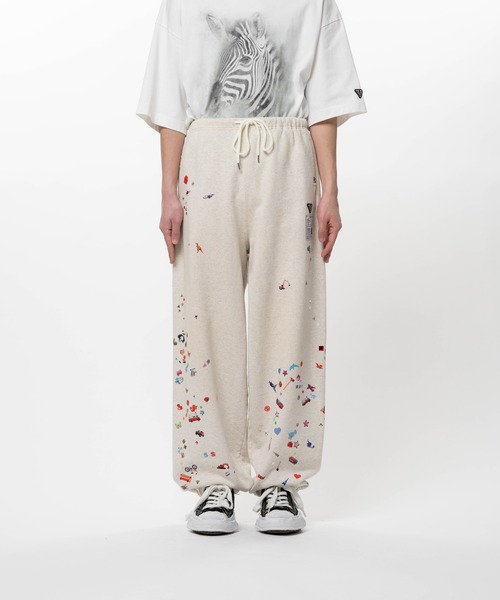 Maison MIHARA YASUHIRO(メゾンミハラヤスヒロ)の「Kids Sticker Printed Sweat Pants(スウェットパンツ・メンズ・ブラック/ホワイト・44/46/48)」の4枚目の写真