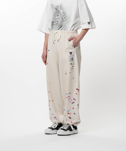 Maison MIHARA YASUHIRO(メゾンミハラヤスヒロ)の「Kids Sticker Printed Sweat Pants(スウェットパンツ・メンズ・ブラック/ホワイト・44/46/48)」の5枚目の写真
