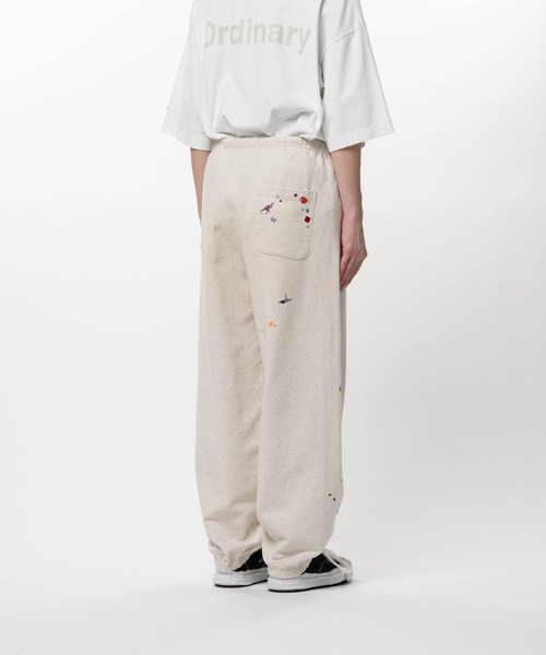 Maison MIHARA YASUHIRO(メゾンミハラヤスヒロ)の「Kids Sticker Printed Sweat Pants(スウェットパンツ・メンズ・ブラック/ホワイト・44/46/48)」の6枚目の写真