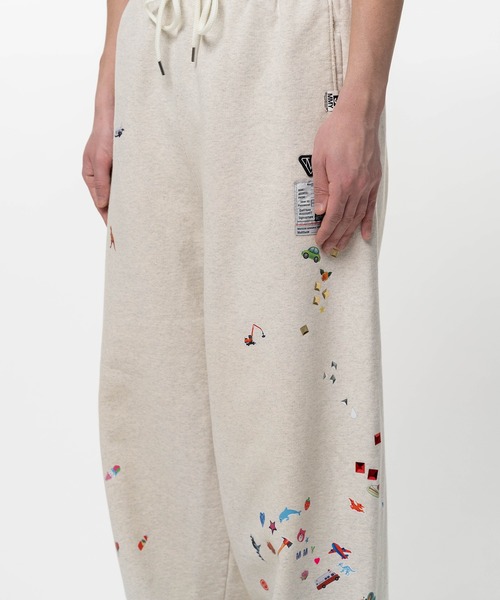 Maison MIHARA YASUHIRO(メゾンミハラヤスヒロ)の「Kids Sticker Printed Sweat Pants(スウェットパンツ・メンズ・ブラック/ホワイト・44/46/48)」の7枚目の写真
