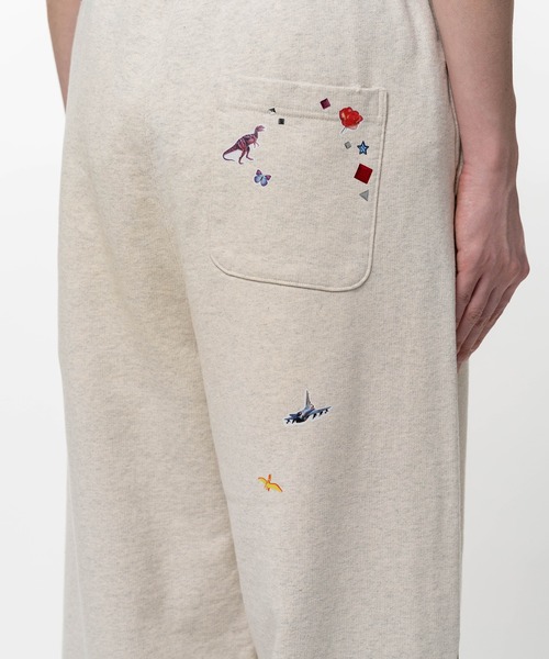 Maison MIHARA YASUHIRO(メゾンミハラヤスヒロ)の「Kids Sticker Printed Sweat Pants(スウェットパンツ・メンズ・ブラック/ホワイト・44/46/48)」の8枚目の写真