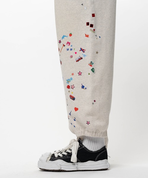 Maison MIHARA YASUHIRO(メゾンミハラヤスヒロ)の「Kids Sticker Printed Sweat Pants(スウェットパンツ・メンズ・ブラック/ホワイト・44/46/48)」の9枚目の写真