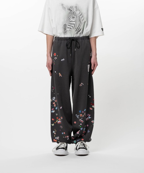 Maison MIHARA YASUHIRO(メゾンミハラヤスヒロ)の「Kids Sticker Printed Sweat Pants(スウェットパンツ・メンズ・ブラック/ホワイト・44/46/48)」の11枚目の写真