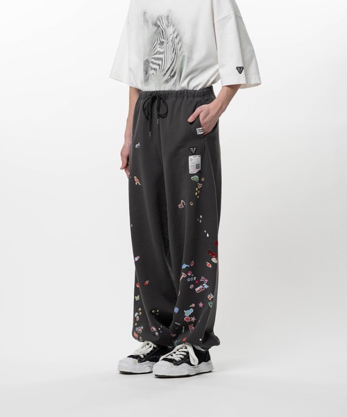 Maison MIHARA YASUHIRO(メゾンミハラヤスヒロ)の「Kids Sticker Printed Sweat Pants(スウェットパンツ・メンズ・ブラック/ホワイト・44/46/48)」の12枚目の写真