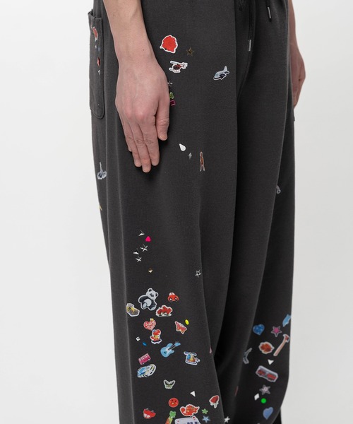 Maison MIHARA YASUHIRO(メゾンミハラヤスヒロ)の「Kids Sticker Printed Sweat Pants(スウェットパンツ・メンズ・ブラック/ホワイト・44/46/48)」の14枚目の写真