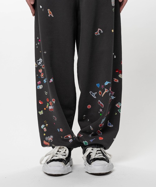 Maison MIHARA YASUHIRO(メゾンミハラヤスヒロ)の「Kids Sticker Printed Sweat Pants(スウェットパンツ・メンズ・ブラック/ホワイト・44/46/48)」の16枚目の写真