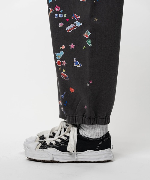 Maison MIHARA YASUHIRO(メゾンミハラヤスヒロ)の「Kids Sticker Printed Sweat Pants(スウェットパンツ・メンズ・ブラック/ホワイト・44/46/48)」の18枚目の写真