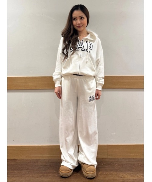 GAP(ギャップ)の「オーバーサイズ GAPロゴ フレンチテリー ジップアップパーカー(パーカー・レディース・ブラック/オフホワイト/グレー/イエロー/ピンク/ブルー・XS/S/M/L/XL/XXS)」の8枚目の写真