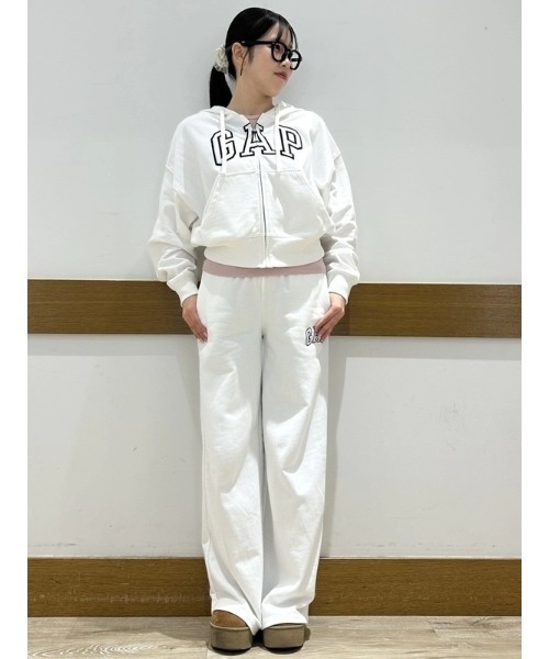 GAP(ギャップ)の「オーバーサイズ GAPロゴ フレンチテリー ジップアップパーカー(パーカー・レディース・ブラック/オフホワイト/グレー/イエロー/ピンク/ブルー・XS/S/M/L/XL/XXS)」の9枚目の写真