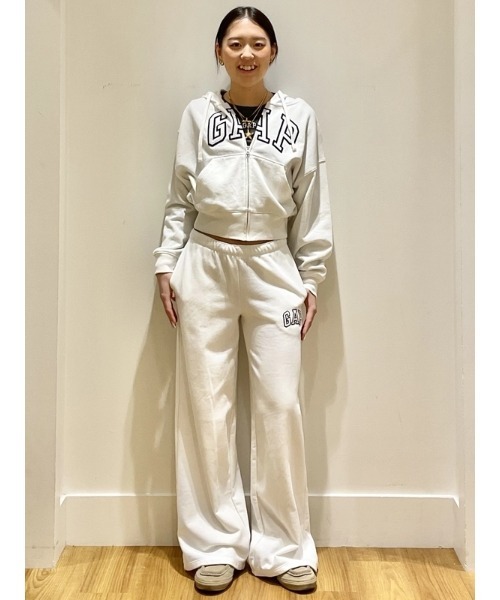 GAP(ギャップ)の「オーバーサイズ GAPロゴ フレンチテリー ジップアップパーカー(パーカー・レディース・ブラック/オフホワイト/グレー/イエロー/ピンク/ブルー・XS/S/M/L/XL/XXS)」の10枚目の写真