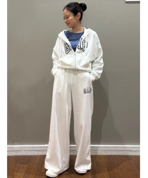 GAP(ギャップ)の「オーバーサイズ GAPロゴ フレンチテリー ジップアップパーカー(パーカー・レディース・ブラック/オフホワイト/グレー/イエロー/ピンク/ブルー・XS/S/M/L/XL/XXS)」の11枚目の写真