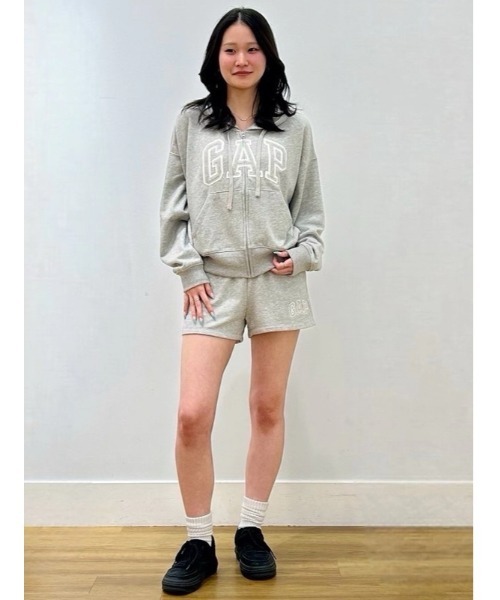 GAP(ギャップ)の「オーバーサイズ GAPロゴ フレンチテリー ジップアップパーカー(パーカー・レディース・ブラック/オフホワイト/グレー/イエロー/ピンク/ブルー・XS/S/M/L/XL/XXS)」の18枚目の写真