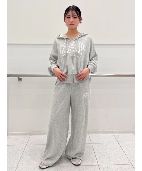 GAP(ギャップ)の「オーバーサイズ GAPロゴ フレンチテリー ジップアップパーカー(パーカー・レディース・ブラック/オフホワイト/グレー/イエロー/ピンク/ブルー・XS/S/M/L/XL/XXS)」の19枚目の写真